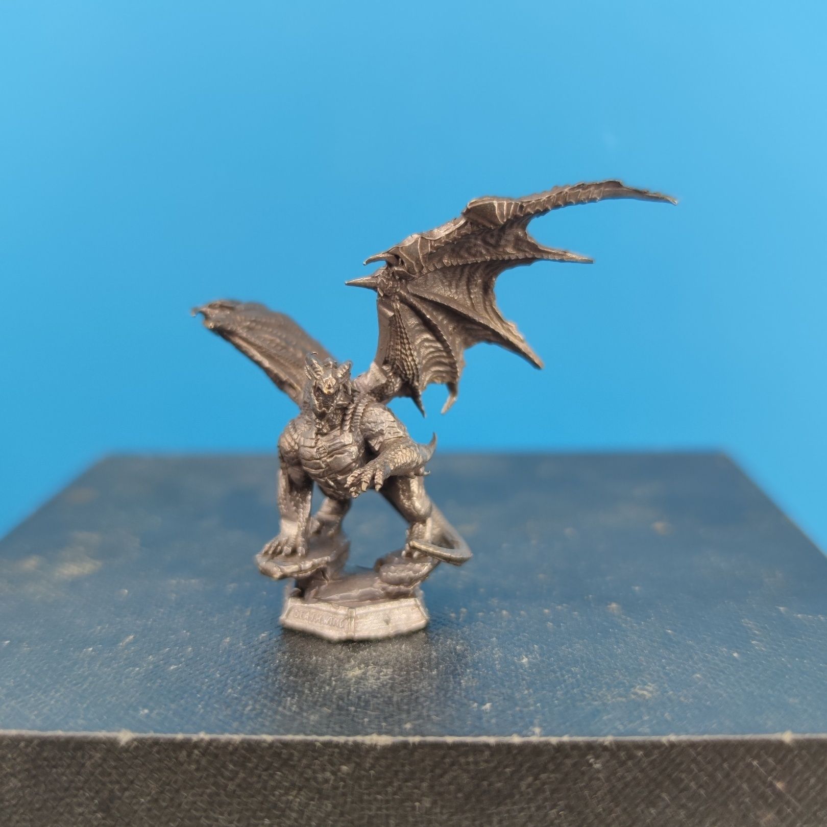 Gaming Console Old School - Giant Dragon Pterosaur Handheld Model Car